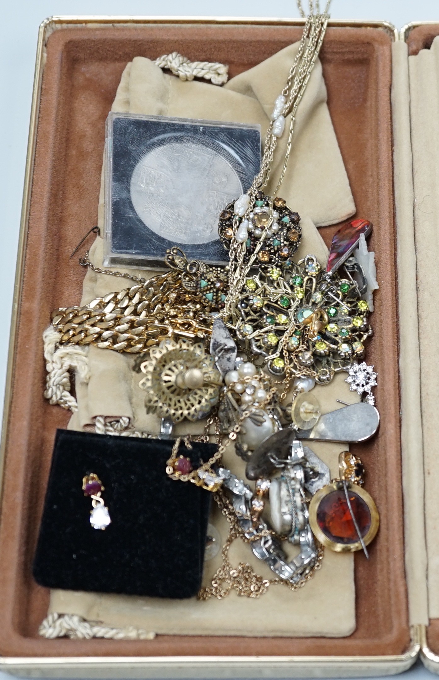 A modern 585 chain, 58cm, 6.6 grams, a 9ct gold and baroque pearl set necklace, 40cm, gross weight 4.3 grams and a quantity of assorted costume jewellery.